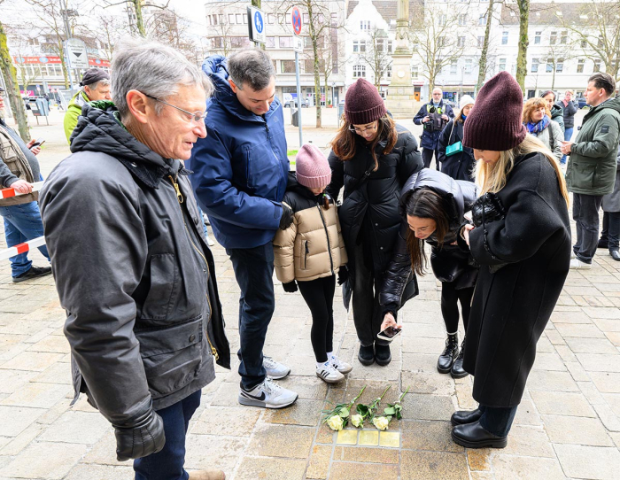 Angehörige aus den USA nahmen an der Stolpersteinverlegung teil
