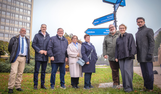 Bürgermeister Werner Nakot (3.l.) mit Vertretern aus Tychy und der Delegation aus Berlin Marzahn-Hellersdorf vor dem Wegweiser. Foto: Stadt Tychy