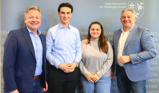 von links nach rechts: Oberbürgermeister Thorsten Berg mit Daris Bajric und Sila Özer vom Jugendparlament sowie dem Beigeordneten Jürgen Schmidt. (Foto: Stadt Oberhausen/Tom Thöne)
