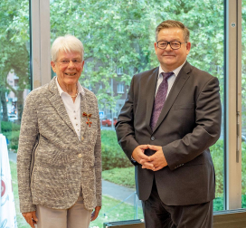 Frauke Heiermann erhält das Bundesverdienstkreuz aus der hand von Bürgermeister Werner Nakot