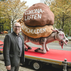 Kämmerer Apostolos Tsalastras vor dem Motivwagen des Aktionsbündnisses. (Foto: Aktionsbündnis/Andreas Endermann)