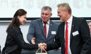 Flore unterzeichnet Projekt