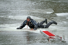 Bild: Eisrettungsübung der Obehausener Berufsfeuerwehr