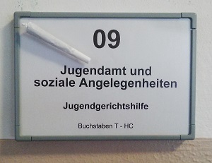 Türschild Jugendgerichtshilfe mit Joint