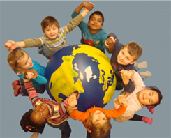 Bild: Kinder mit Weltkugel
