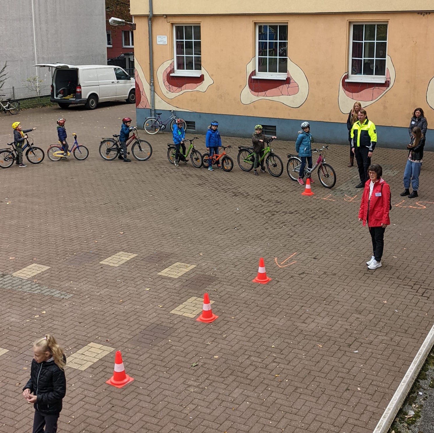 spielerische Übungen auf dem Schulhof