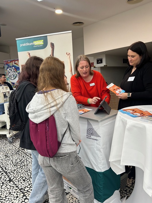v.l.n.r.: Dörte Delberg-Ziepke, Mareike Gall (Foto: Stadt Oberhausen) auf der kataput Messe