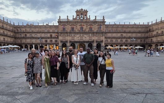 Eine Gruppe posiert auf der Plaza Major in Salamanca