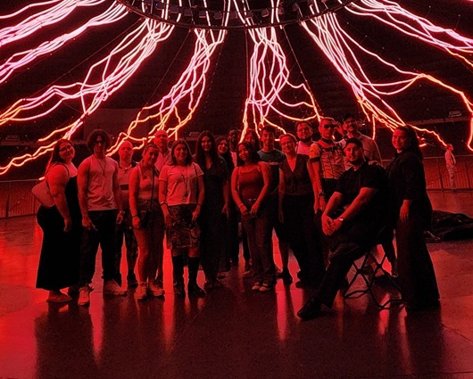 Eine Gruppe junger Menschen in der Gasometer-Ausstellung