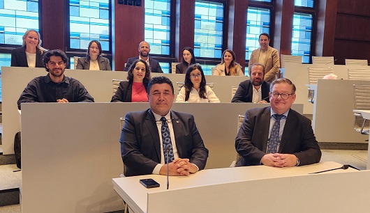 Die Delegierten der Mersin-Delegation mit dem Bürgermeister Werner Nakot im Rathaus der Stadt Oberhausen