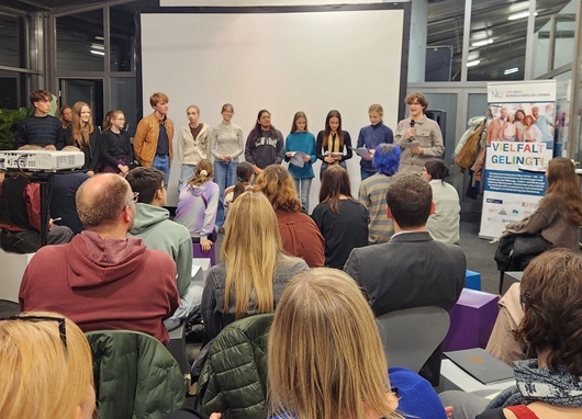 Schülerinnen und Schüler der Demokratie AG des Bertha-von-Suttner-Gymnasiums 