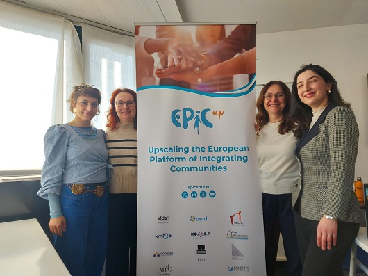 Vier Frauen stehen um das Banner von EPIC-UP