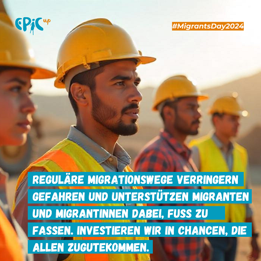 Ingenieur mit Bauhelm auf dem Kopf schaut fokussiert ins Bild hinein