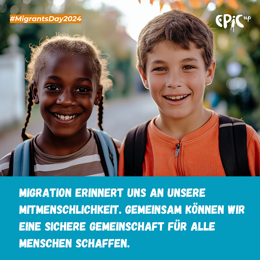 Ein dunkelhäutiges Mädchen und ein hellhäutiger Junge schauen freundlich in die Kamera