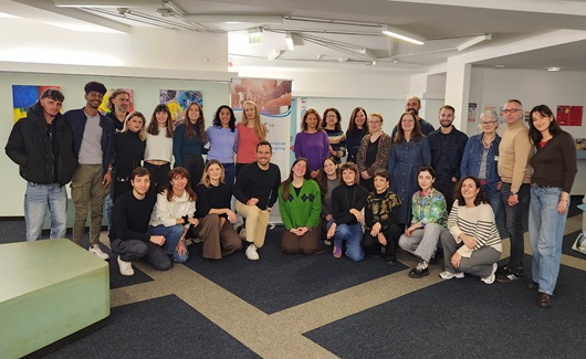 Gruppenfoto mit über 30 Personen in der vhs Oberhausen