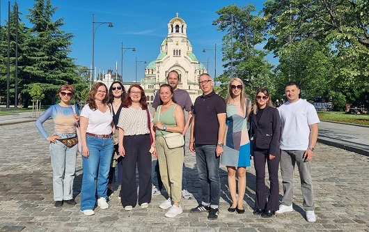Teilnehmende der Studienreise vor der Alexander-Newski-Kathedrale in Sofia (Bulgarien)