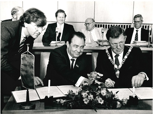 Die Unterzeichnung der ersten Vereinbarung über die Städtepartnerschaft (Foto: Stadt Oberhausen)
