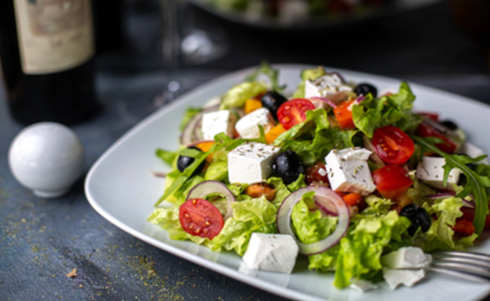 Salat mit Feta und Oliven 