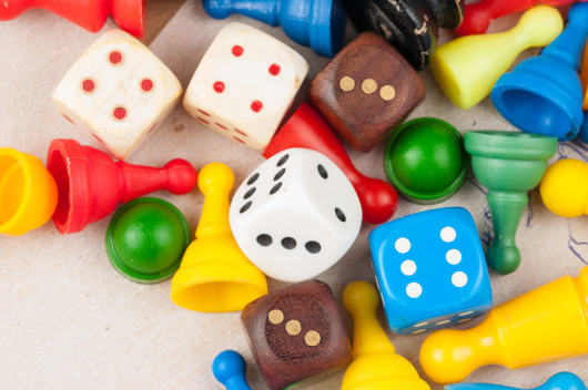Abbildung Spielfiguren und Würfel @adobestock/finchmaystor