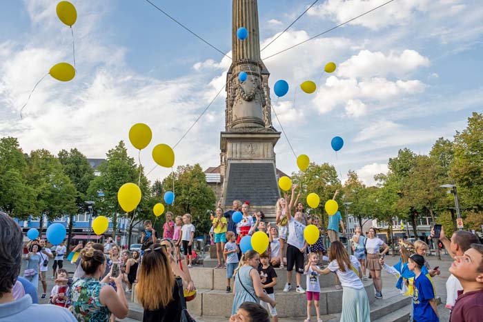 Gelbe und blaue Luftballons