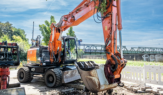 Bagger bei Straßenarbeiten