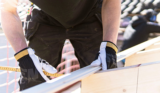Dachdecker, der am Dachstuhl arbeitet