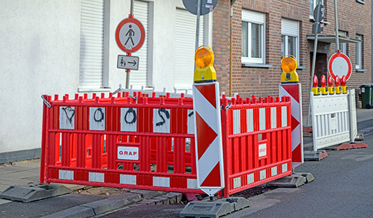 Baustellenschildbarken mit Fußgängerschild