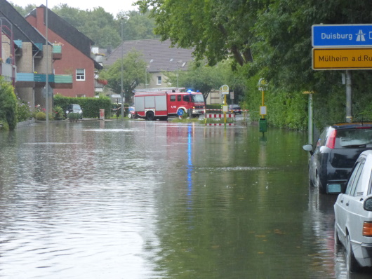 Überschwemmte Straße nach einem Starkregenereignis in Oberhausen