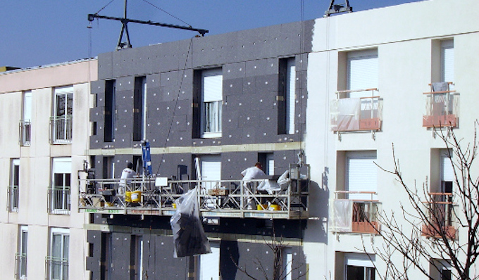 PSE Insulation boards and plaster applied on a building facade von Cjp24 ist lizensiert unter CC BY-SA 4.0