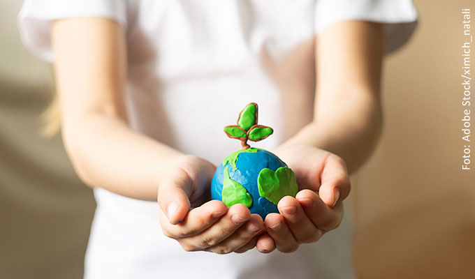 Weltkugel in Händen