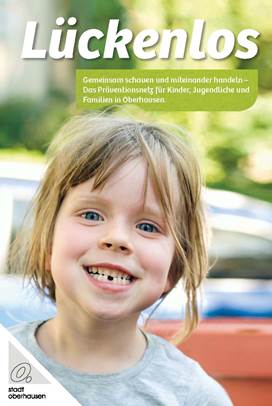 Titelbild der Broschüre Lückenlos zeigt Mädchen mit Zahnlücke