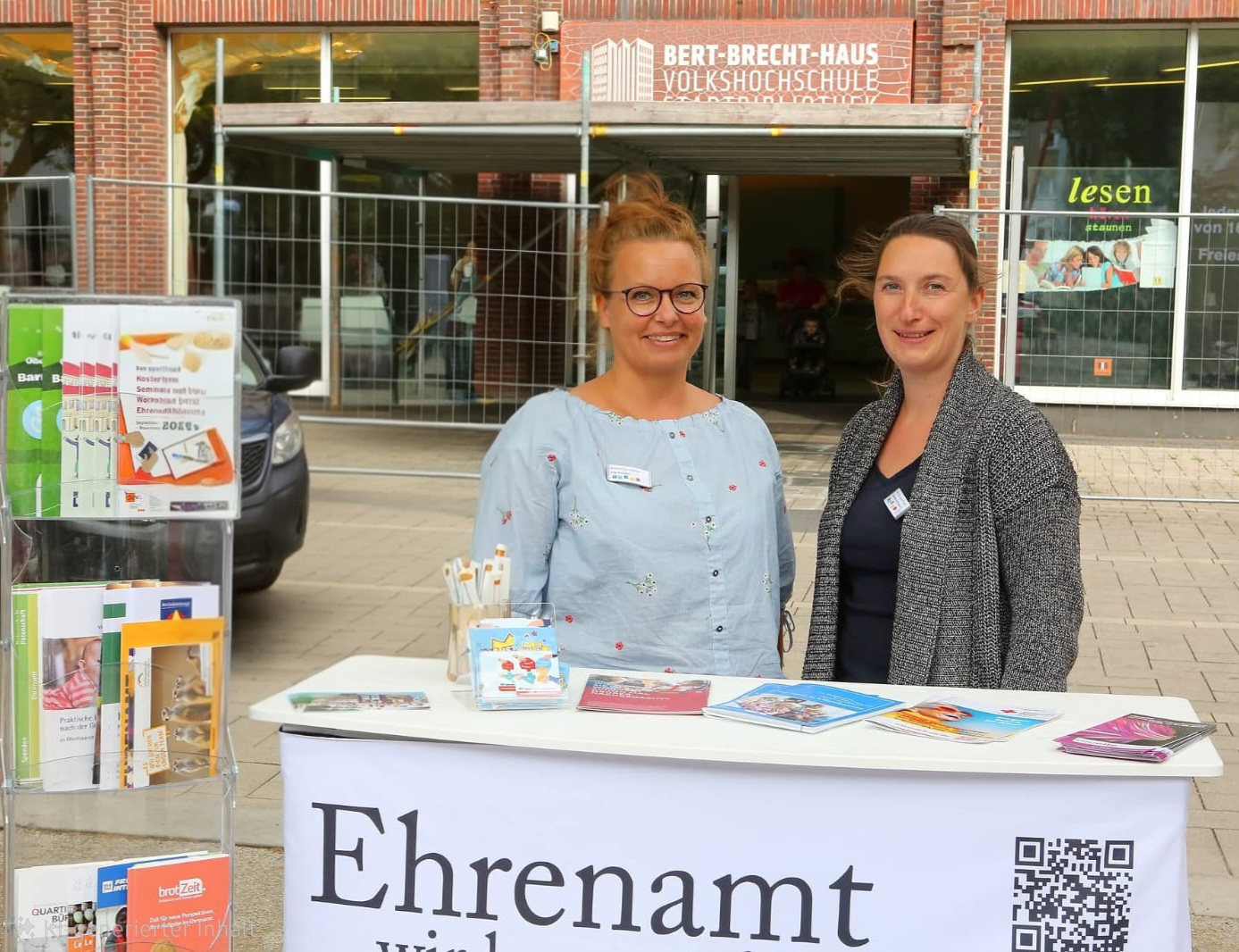 Bild zeigt die Mitarbeiterinnen des Ehrenamtsbüros an einem Beratungsstand