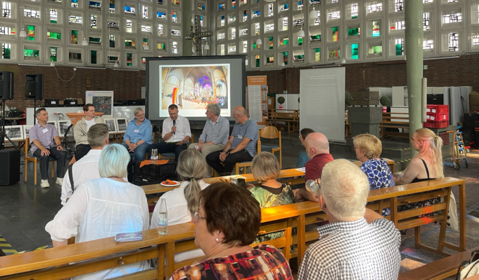 Abschließende Diskussionsrunde der Referentinnen und Referenten (von links nach rechts): Architekt Herr Lamsfuß (zwo+Architekten), Herr Hemmers (Baukultur NRW), Frau Prof. Dr. Welzel (TU Dortmund), Herr Heinig (Moderator), Herr Hans Höroldt (Pfarrer, Evangelische Kirche) sowie Herr Hans-Walter Henze (Diakon, Katholische Kirche). Foto: Stadt Oberhausen / Anke Stasius