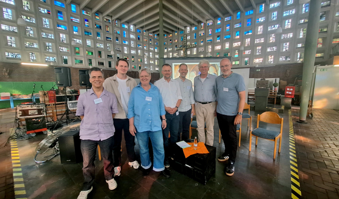 Gruppenfoto der Teilnehmenden (von links nach rechts): Architekt Herr Lamsfuß (zwo+Architekten), Herr Hemmers (Baukultur NRW), Frau Prof. Welzel (TU Dortmund), Herr Heinig (Moderator), Herr Dr. Florack (Bereichsleiter), Herr Hans Höroldt (Pfarrer, Evangelische Kirche) und Herr Hans-Walter Henze (Diakon, Katholische Kirche). Foto: Stadt Oberhausen / Mario Hofmann