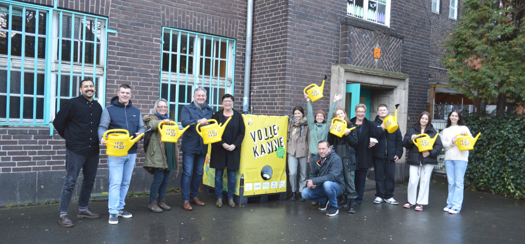 Gruppenbild: Vertreter der Stadt Oberhausen, SBO, NABU, Smart City mit Lehrerinnen und Schülern des Elsa-Brändström-Gymnasiums