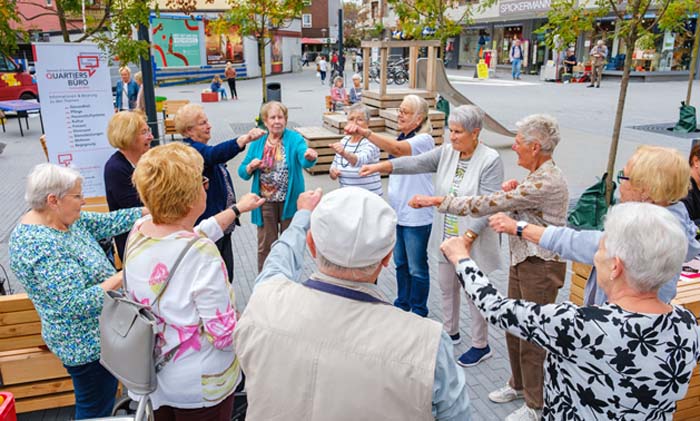 Bürgerinnen und Bürger bei der Eröffnung des Kleines Marktes in Oberhausen