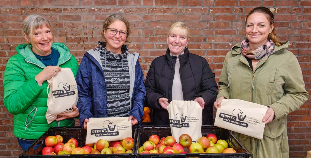 Ute Mareck (Fachbereichsleiterin Klima- und Ressourcenschutz, Bereich Umwelt), Nina Boos (Abfallberaterin, Bereich Umwelt), Silvia Willershausen (Vorsitzende des Vorstandes der Oberhausener Tafel) sowie Sarah Otremba (Abfallberaterin, Bereich Umwelt) mit wiederverwendbaren Obstbeuteln