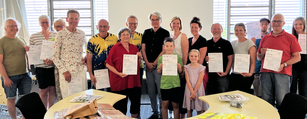 Der Beigeordnete Dr. Thomas Palotz (Mitte) mit den diesjährigen Preis-trägerinnen und Preisträgern des STADTRADELN