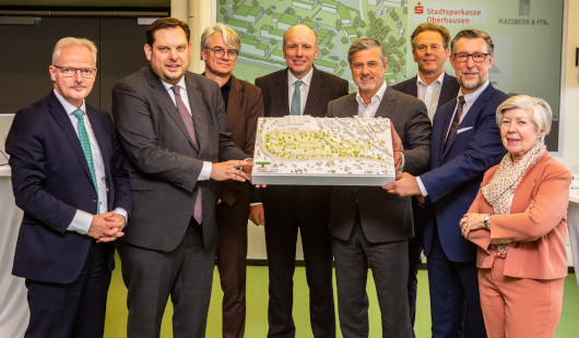 (v.li.n.re.): Thomas Gäng, Daniel Schranz , Dr. Thomas Palotz, Oliver Mebus, Ingo Plaßmeier, Wolfgang Schepers, Norbert Dosiehn und Jutta Kruft-Lohrengel präsentieren das geplante grüne Gewerbegebiet. Foto: Sparkasse Oberhausen/Carsten Walden