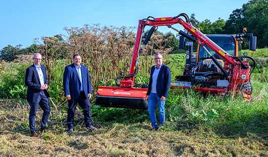 Andreas Kußel, Geschäftsführer der Wirtschaftsbetriebe Oberhausen (WBO), Oberbürgermeister Danliel Schranz und Markus Werntgen-Orman, Umwelt-Bereichsleiter in Oberhausen, machen sich ein Bild von der Mähaktion. Foto: Stadt Oberhausen/Tom Thöne