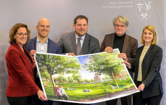 v.l.n.r. Ursula Mehrfeld, Vorsitzende der Geschäftsführung Stiftung Industriedenkmalpflege und Geschichtskultur, Christoph Thelen, geschäftsführender Gesellschafter der Thelen Gruppe, Oberbürgermeister Daniel Schranz, Beigeordneter Dr. Thomas Palotz und Sandra Nierfeld, Geschäftsführerin der RAG Montan Immobilien GmbH, stellen die Planungen für das Gelände der ehemaligen Zeche Sterkrade vor. (Fotos: Stadt Oberhausen / Tom Thöne)