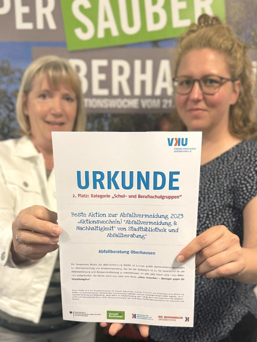 Ute Marec und Nina Boos präsentieren die Urkunde