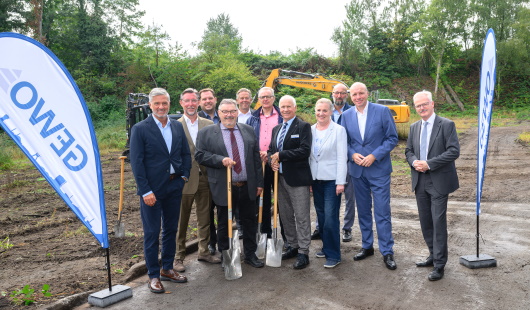 Oberbürgermeister Daniel Schranz 3.v.l. mit Ulrike Schachner (Ge-Wo) sowie weiteren Vertretern der Projektbeteiligten beim Spatenstich. (Foto. Stadt Oberhausen/Tom Thöne)