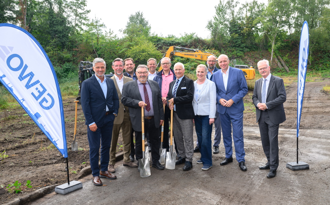 Oberbürgermeister Daniel Schranz 3.v.l. mit Ulrike Schachner (Ge-Wo) sowie weiteren Vertretern der Projektbeteiligten beim Spatenstich. (Foto: Stadt Oberhausen/Tom Thöne)