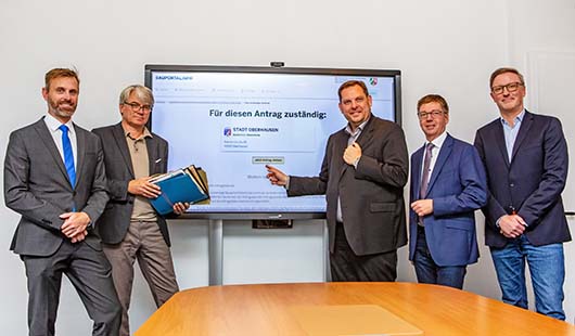 v. li.: Boris van Benthem, IT-Bereichsleiter, Dr. Thomas Palotz, Beigeordneter, Oberbürgermeister Daniel Schranz, Michael Jehn, Beigeordneter, und Rouven Schims, Bereichsleiter Bauordnung. (Foto: Stadt Oberhausen / Carsten Walden)