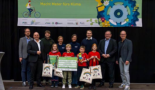 Nahmen die Preise im Beisein von Bürgermeister Werner Nakot (2.v.r.) entgegen: die Schülerinnen und Schüler der Postwegschule Mila Burghard, Luisa Hoenscher, Valentin Schmidt und Mika Ziemniak sowie die Lehrerinnen Susanne Lenau und Inga Luzar. Foto: Zuku