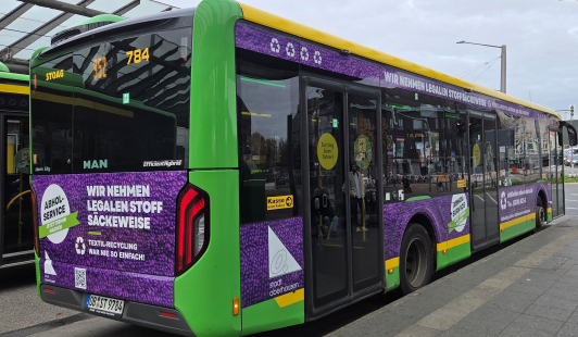 Ein auffällig lila beklebter STOAG Bus macht auf die Abhlolung von Altkleidern aufmerksam. Foto: Stadt Oberhausen
