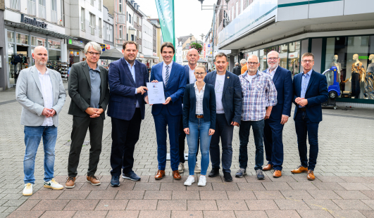 Von links nach rechts: Maik Ballmann, Fachbereichsleiter Klimaschutz Stadt Oberhausen, Dr. Thomas Palotz, Beigeordneter für Stadtplanung, Bauen, Mobilität und Wohnen, Oberbürgermeister Daniel Schranz, Prof. Dr. Uli Paetzel, Vorstandsvorsitzender Emscherge
