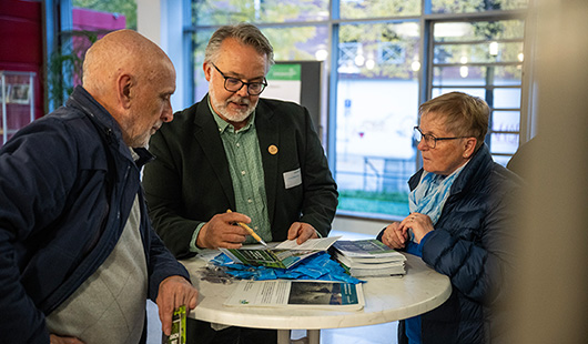 Die Experten der Zukunftsinitiative Klima.Werk berieten die Anwesenden rund ums Thema Dachbegrünung und gaben ihnen wertvolle Tipps fürs eigene Gründach. Fotos: Stadt Oberhausen/Arne Pöhnert