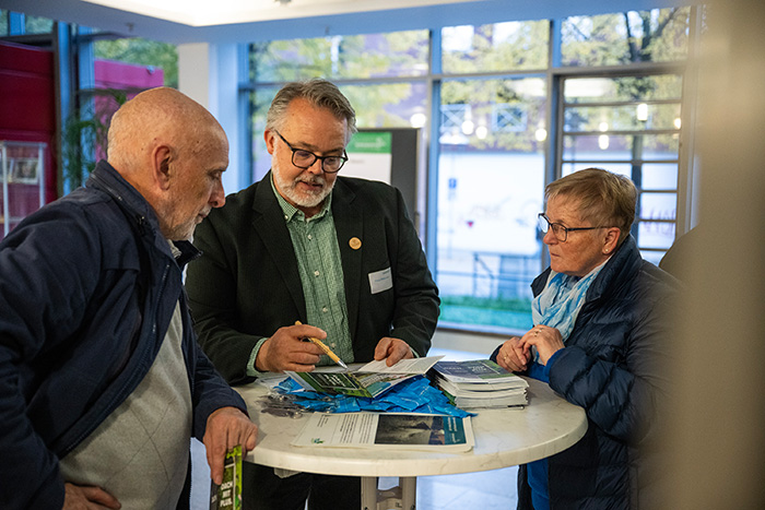Die Experten der Zukunftsinitiative Klima.Werk berieten die Anwesenden rund ums Thema Dachbegrünung und gaben ihnen wertvolle Tipps fürs eigene Gründach. (Fotos: Stadt Oberhausen/Arne Pöhnert)
